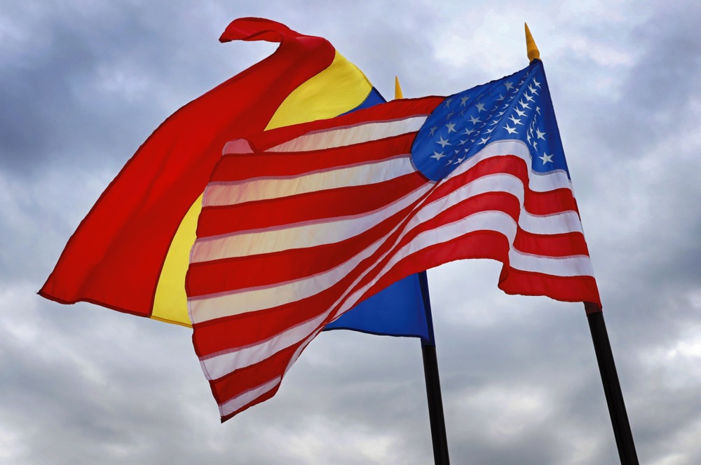 Banderas de Rumania (izq.) y Estados Unidos (der.) ondean en la Base Aérea Militar de Otopeni, a 22 km al norte de Bucarest, el 25 de mayo de 2020.