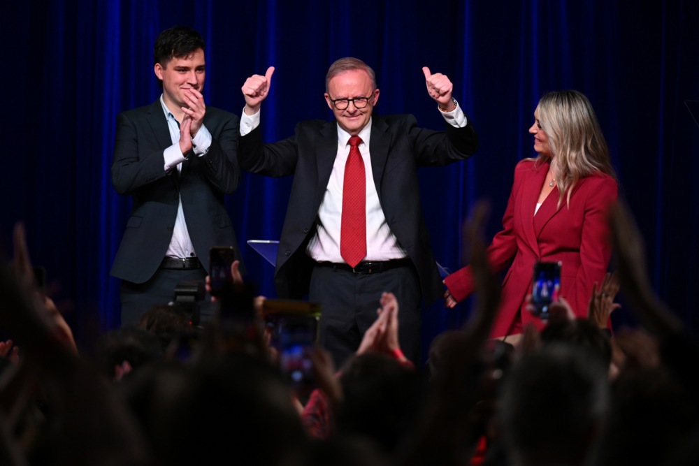 El Primer Ministro de Australia, Anthony Albanese, sube al estrado  con su hijo y su pareja mientras sus partidarios celebran la victoria del Partido Laborista en las elecciones federales, en Sidney,  el 3 de mayo de 2025.