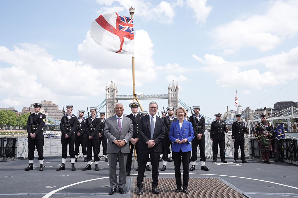 El presidente del Consejo Europeo, Antonio Costa, el primer ministro británico, Keir Starmer, y la presidenta de la Comisión Europea, Ursula von der Leyen, posan frente a miembros de la Royal Navy a bordo de la fragata HMS Sutherland tras la Cumbre Reino Unido-UE, el 19 de mayo de 2025 en Londres