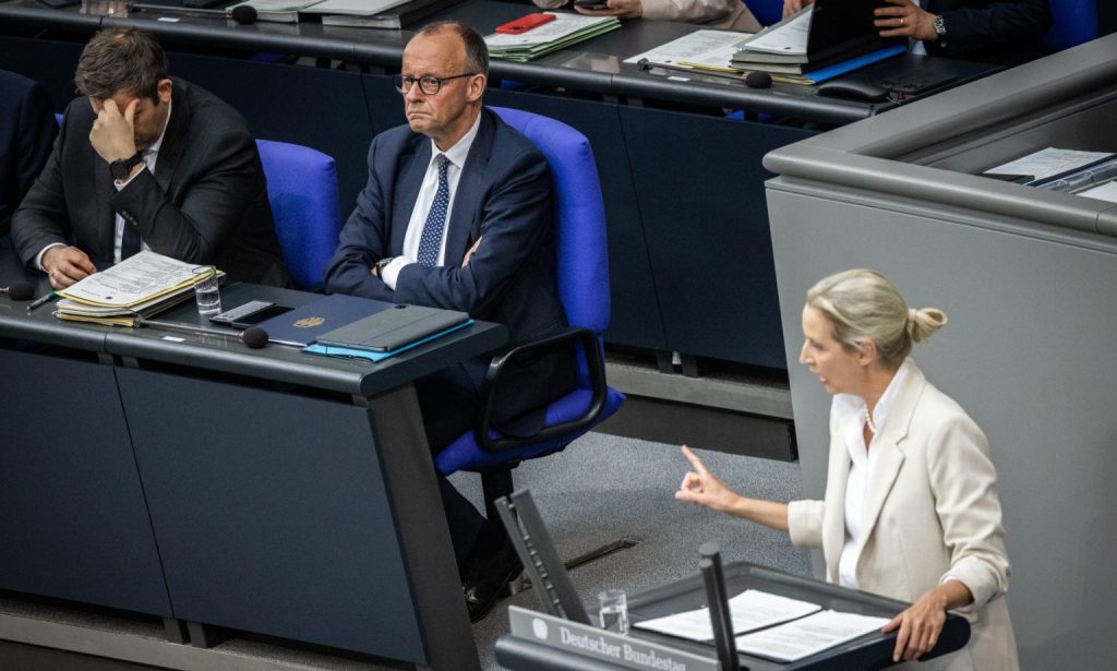 Lars Klingbeil (izq), Friedrich Merz (c) y Alice Weidel (dr) en el Bundestag, el 14 de mayo de 2025.
