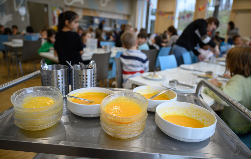 Cuencos con sopa sobre un carrito en el comedor de una escuela primaria de Stuttgart, Alemania, el 10 de diciembre de 2019.