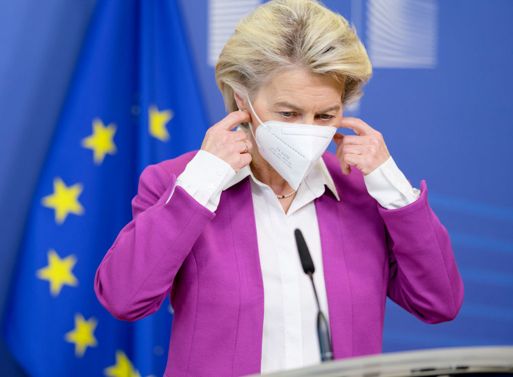 La presidenta de la Comisión Europea, Ursula von der Leyen, hace una declaración sobre las vacunas contra el SARS-CoV-2 en el edificio Berlaymont, sede de la Comisión Europea, el 18 de octubre de 2021, en Bruselas