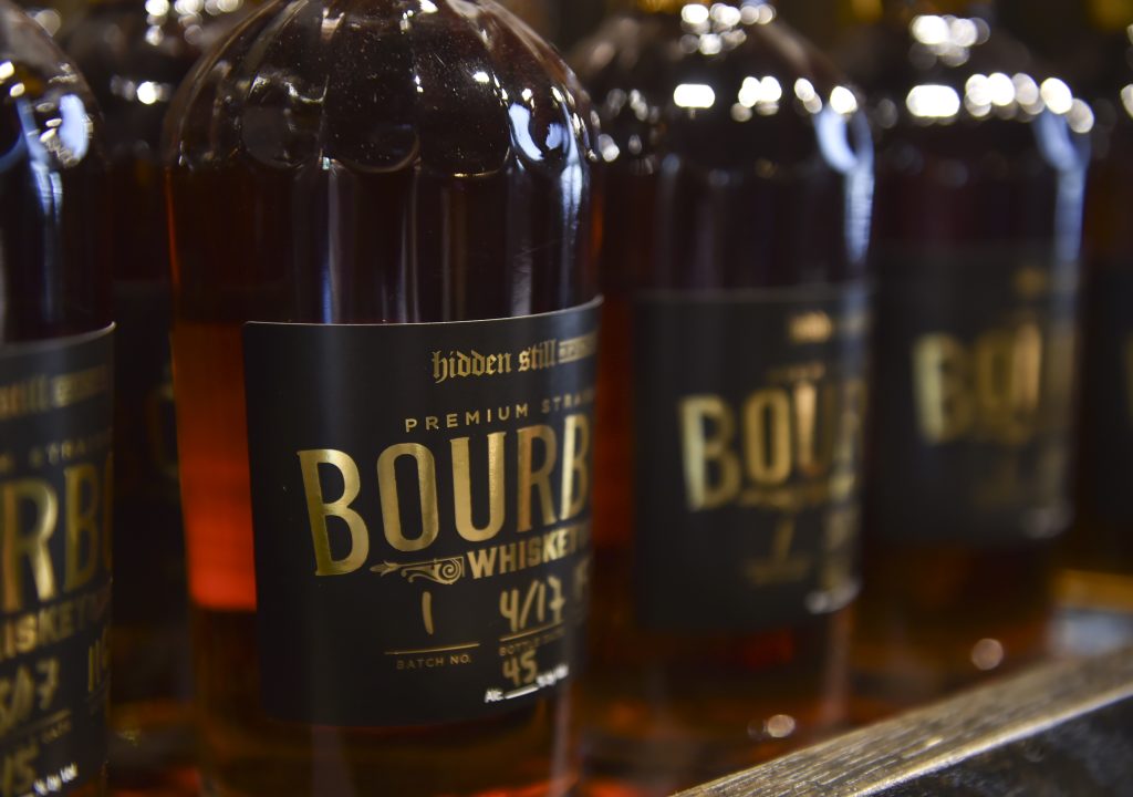 Botellas de bourbon del primer lote destilado y añejado en Hidden Still Spirits, en una imagen de 2017.