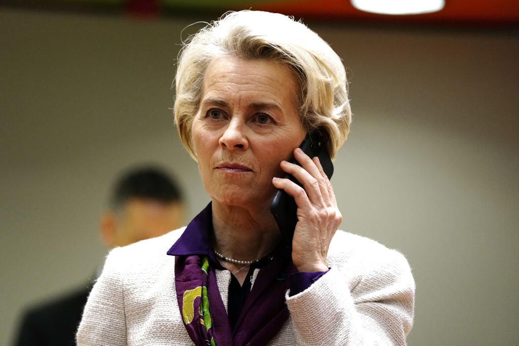La presidenta de la Comisión Europea, Ursula von der Leyen, habla por teléfono al margen de una reunión del Consejo en Bruselas, el 24 de marzo de 2023.
