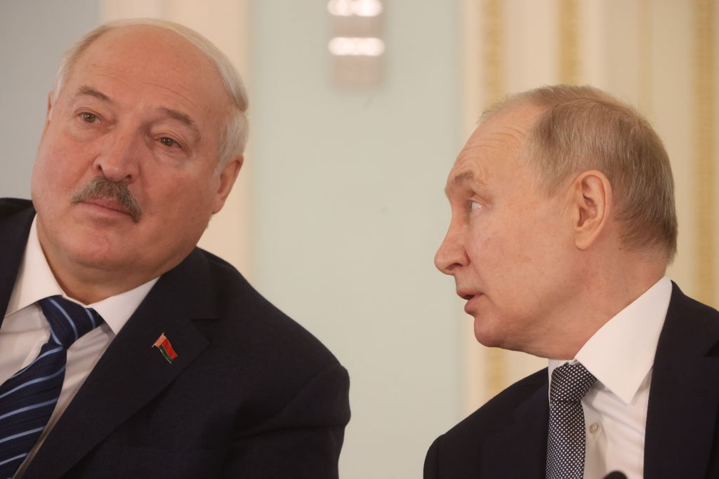 El presidente ruso, Vladímir Putin (dcha.), conversa con el presidente bielorruso, Alexander Lukashenko (izq.), durante su reunión en el Palacio de Constantino el 28 de enero de 2024 en San Petersburgo, Rusia.