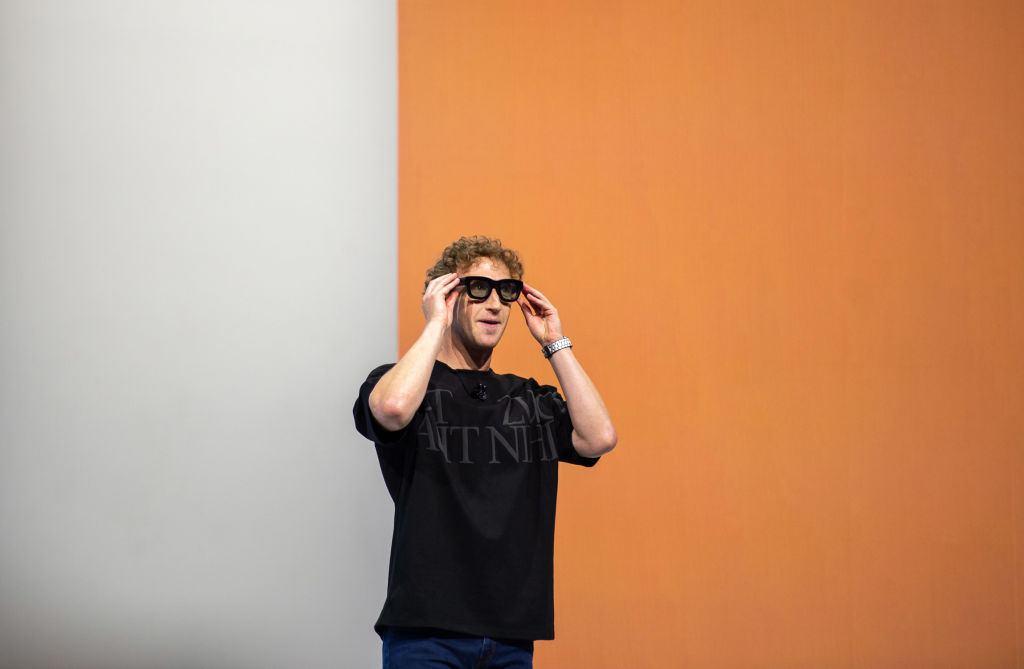 El CEO de Meta, Mark Zuckerberg, muestra un prototipo de gafas para ordenador de su empresa en Menlo Park, Estados Unidos, el 25 de septiembre de 2024.