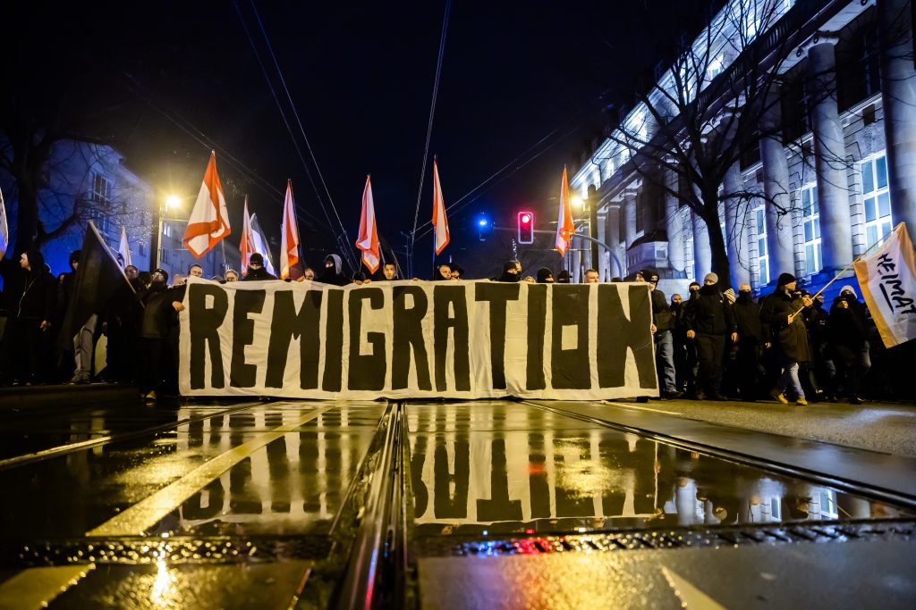 Pancarta con la mención “remigración” durante una manifestación en Magdeburgo, Alemania, el 21 de diciembre de 2024.
