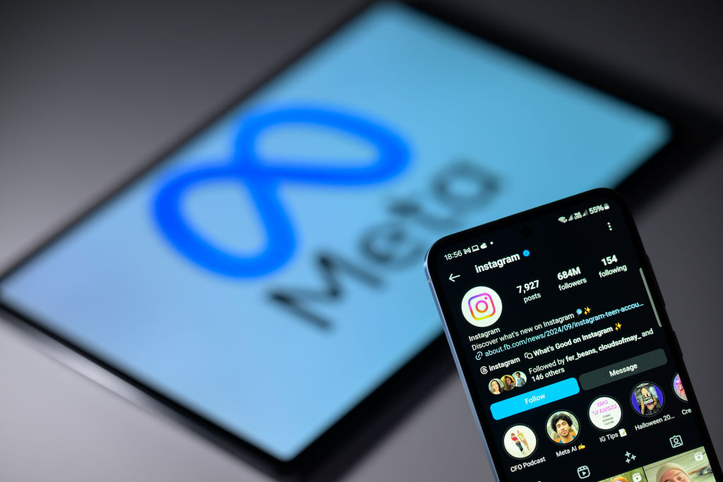 La aplicación de Instagram en un teléfono móvil con el logotipo de Meta.