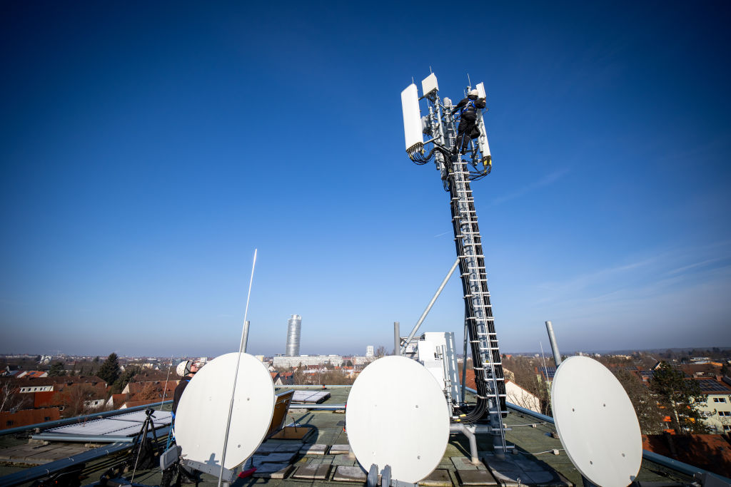 Un técnico de Deutsche Telekom repara una antena 5G en un poste de telefonía móvil, el 21 de enero de 2025, en Núremberg.