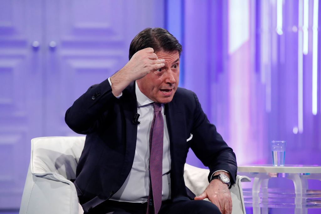 El presidente del Movimiento Cinco Estrellas, Giuseppe Conte, interviene en el  programa de la RAI Porta a Porta, en Roma, el  4 de febrero de 2025