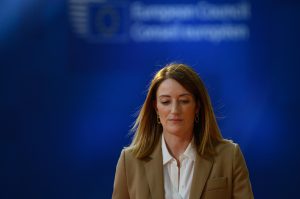 Metsola "amenaza" a Bruselas con llevarla ante el TJUE si ignora a la Eurocámara con RearmarEuropa