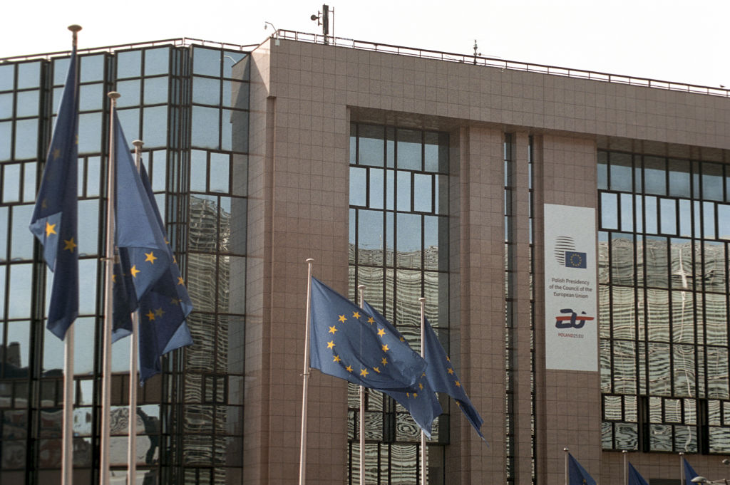 Banderas de la UE  frente a la sede del Consejo de la UE el 21 de marzo de 2025 en Bruselas