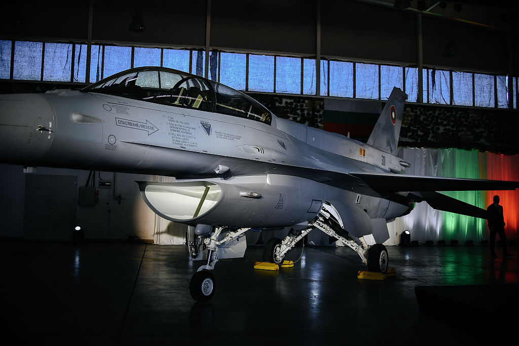 Una persona observa el avión de combate F-16 Block 70 expuesto en la Base Aérea Graf Ignatievo en una ceremonia oficial cerca de la ciudad de Plovdiv, Bulgaria, el 13 de abril de 2025.