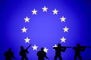 Bruselas sopesa flexibilizar los criterios de inversión sostenible para impulsar la industria de defensa