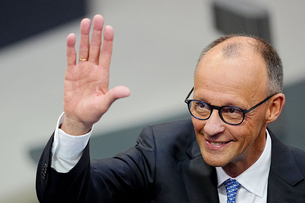 El canciller alemán designado Friedrich Merz (CDU) saluda en el Bundestag, el 6 de mayo de 2025.