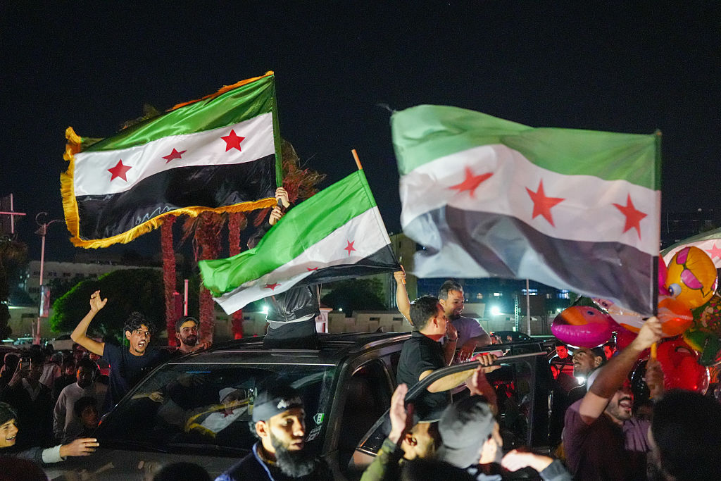 Sirios congregados en la plaza de los Omeyas, en el centro de Damasco, tras un discurso del presidente al-Sharaa sobre la retirada de las sanciones estadounidenses a Siria.