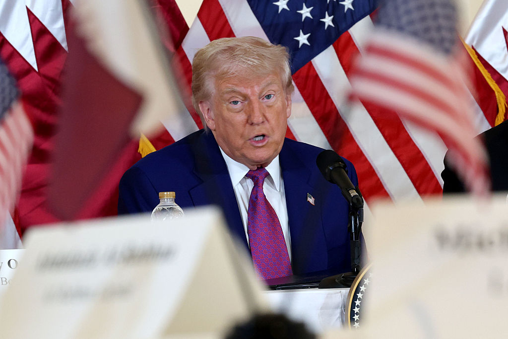 El presidente de Estados Unidos, Donald J. Trump, se reúne con líderes empresariales en el Hotel Ritz Carlton el 15 de mayo de 2025 en Doha, Catar.