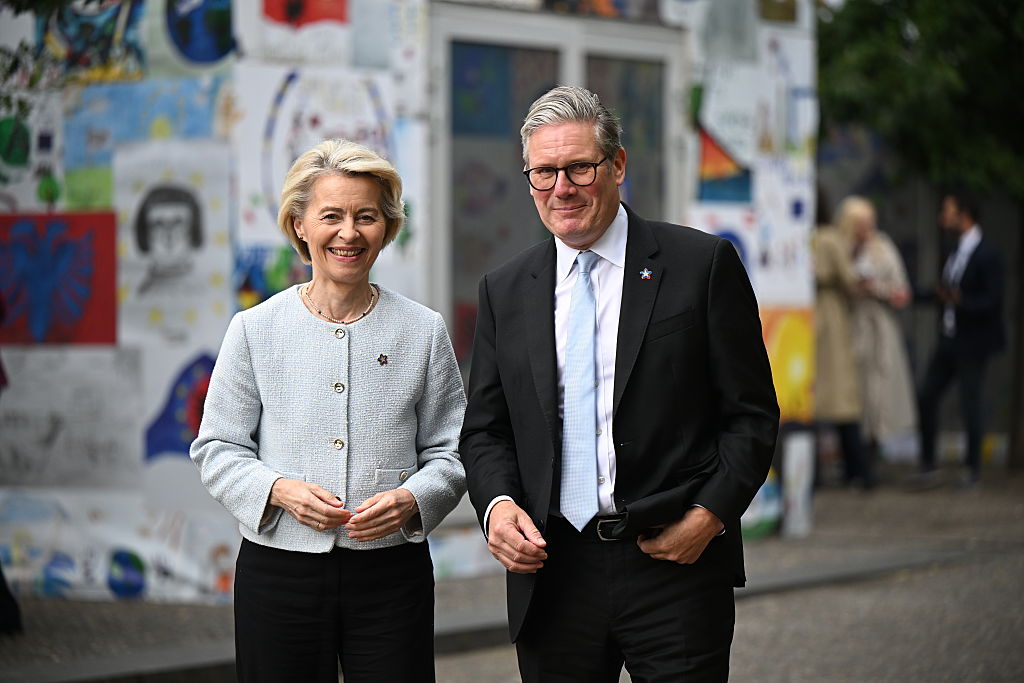 Ursula von der Leyen, presidenta de la Comisión Europea, y Keir Starmer, primer ministro del Reino Unido, antes de una reunión en el marco de la  sexta cumbre de la Comunidad Política Europea (CPE), el 16 de mayo de 2025 en la plaza Skanderbeg de Tirana, Albania.