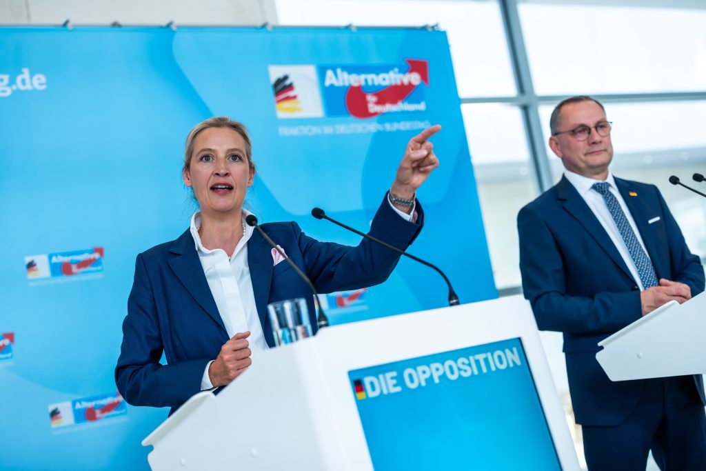 Los dos líderes de los grupos parlamentarios de la AfD, Alice Weidel (izq.) y Tino Chrupalla, en una rueda de prensa en el Bundestag, el 20 de mayo de 2025.