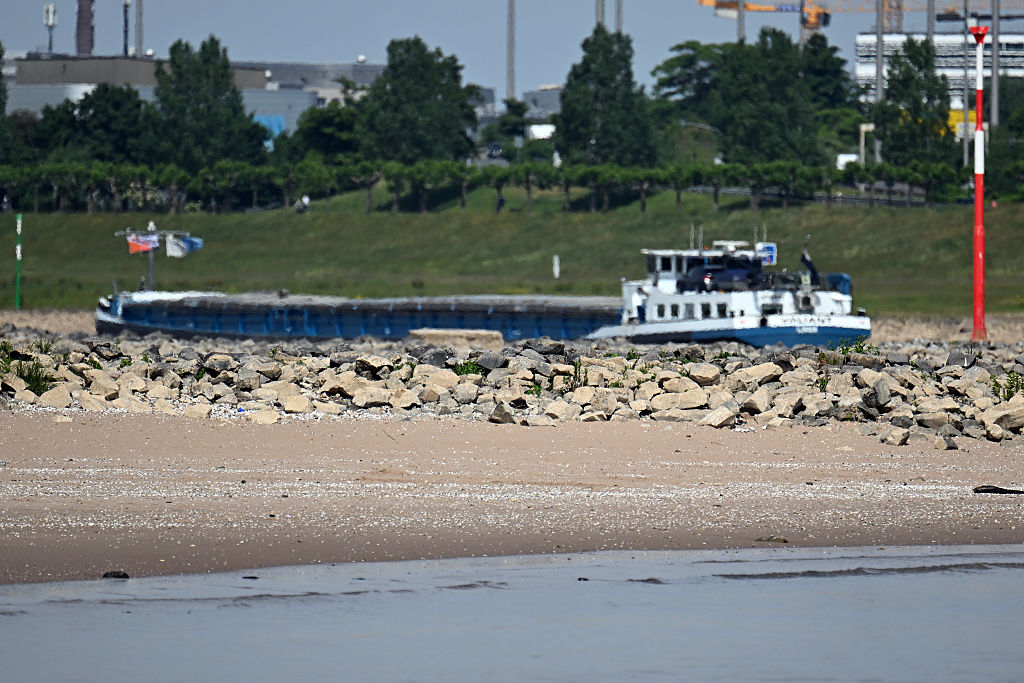 Un barco navega por el Rin cerca de Düsseldorf, Alemania, el 21 de mayo de 2025.