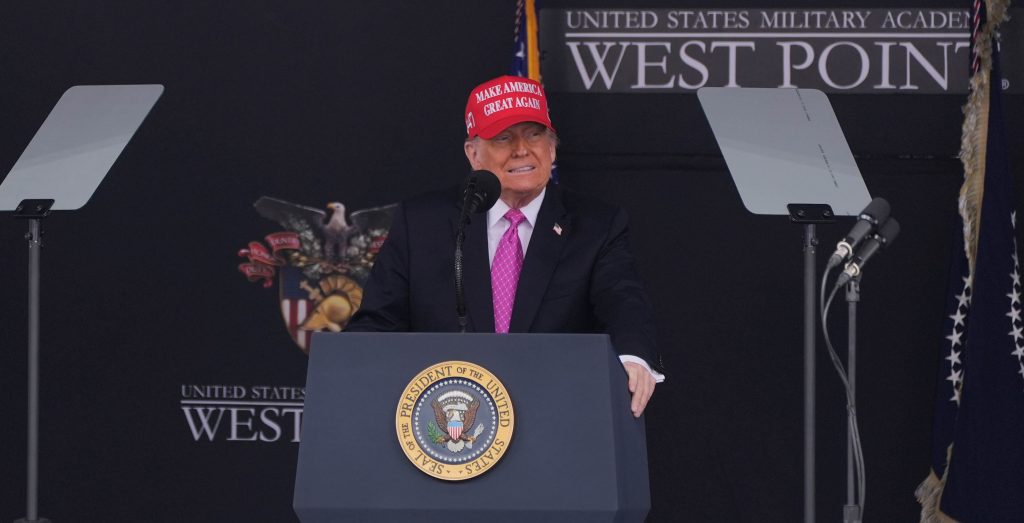 Trump se dirige a los graduados militares de West Point en Nueva York