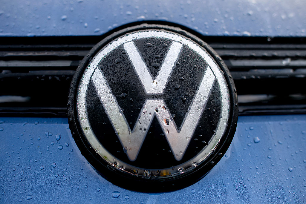Emblema de la marca alemana Volkswagen en un coche de esa marca.
