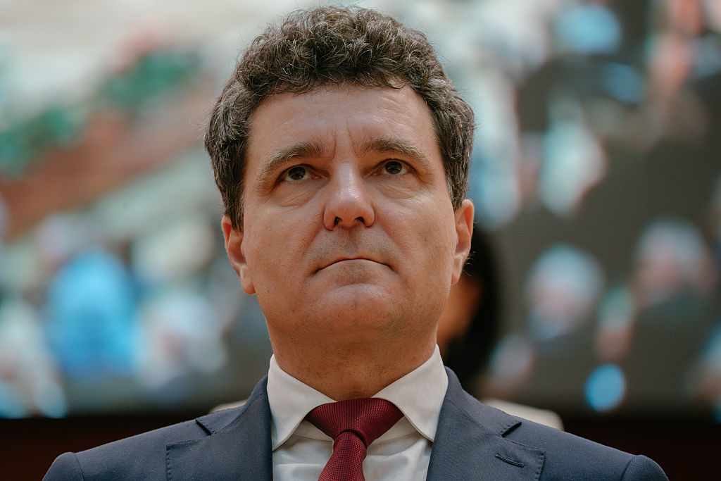 El presidente rumano, Nicusor Dan, escucha el himno de su país antes de jurar su cargo ante el parlamento en Bucarest, el 26 de mayo de 2025.