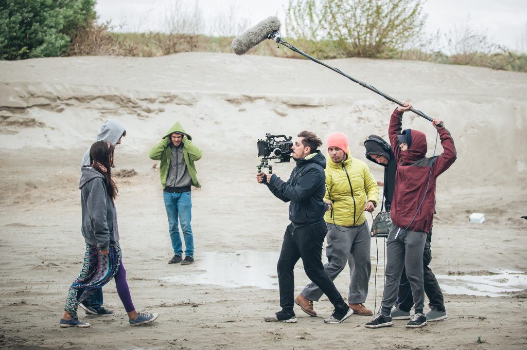 Un equipo de rodaje grabando una escena al aire libre.