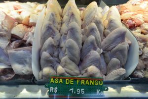 Bruselas frena la importación a la UE de aves de corral brasileñas por la gripe aviar