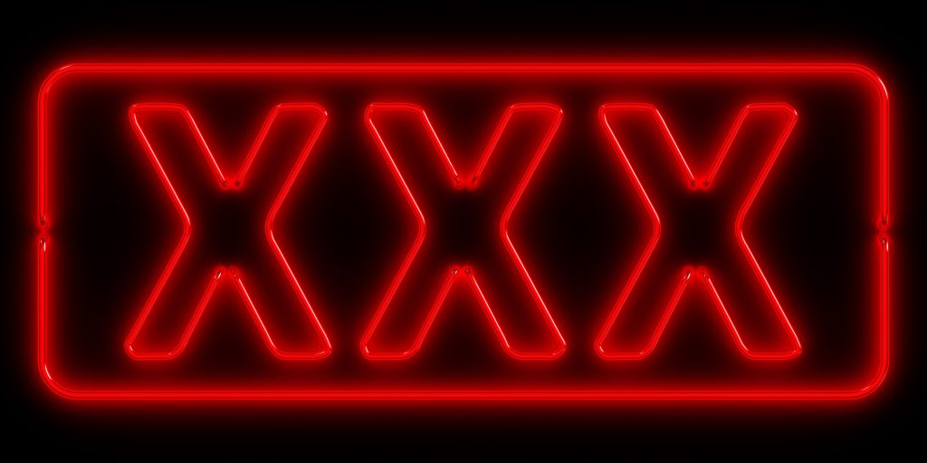 Un letrero de neón con las letras XXX.