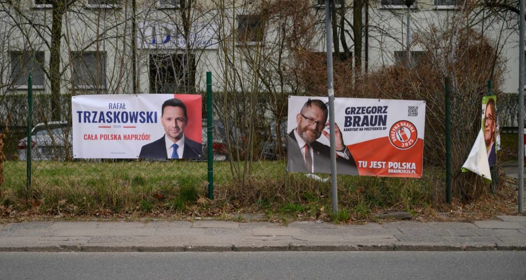 Carteles electorales en una calle de Varsovia.