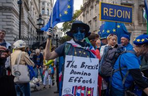 ¿Una "traición al Brexit"? A los británicos no les impresiona nada el "reseteo" de relaciones de Starmer