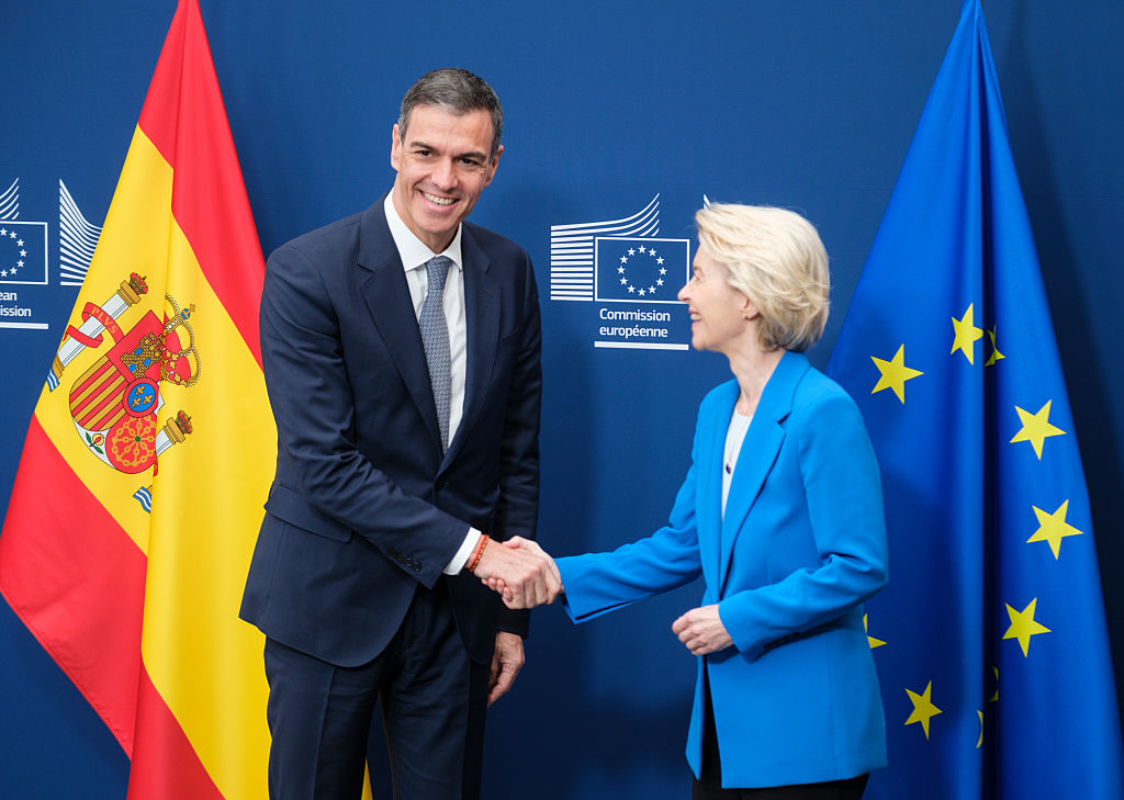 El presidente del Gobierno, Pedro Sánchez, saluda a la presidenta de la Comisión Europea, Ursula von der Leyen, en Bruselas, el 28 de mayo de 2025.