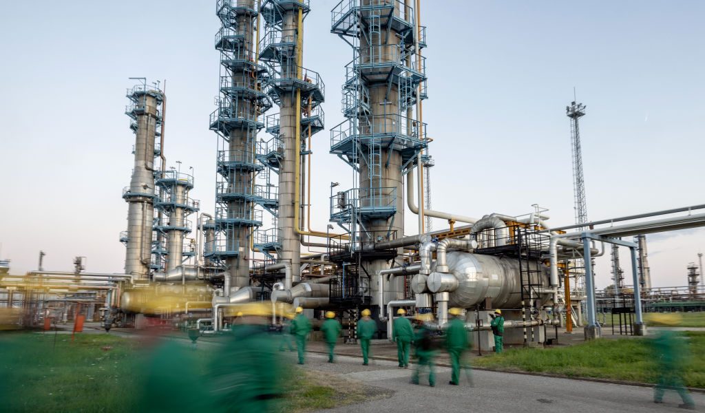 Tuberías de transporte de petróleo y tanques de almacenamiento en un yacimiento de petróleo y gas el 28 de noviembre de 2022 en Algyo, Hungría.