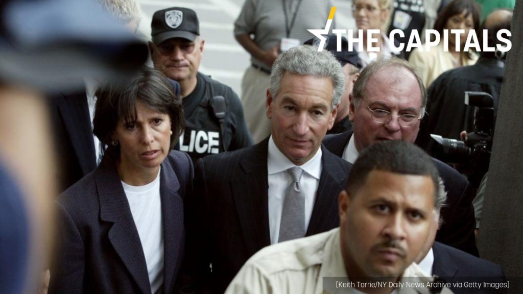 Charles Kushner (centro), llega al Tribunal federal de Newark.