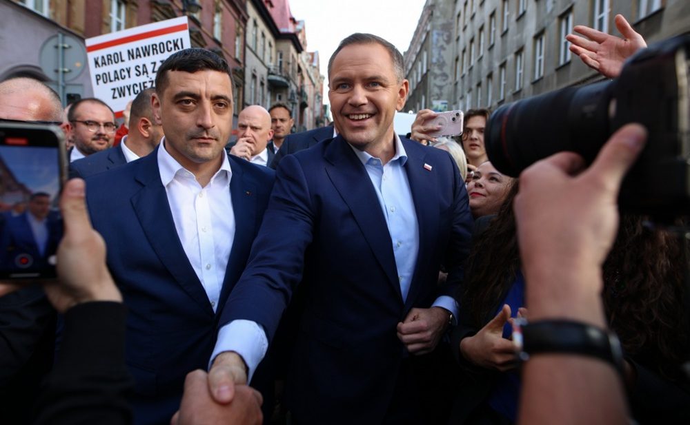 George Simion (izq.), candidato presidencial rumano y líder del partido AUR, y Karol Nawrocki (der.), director del Instituto de la Memoria Nacional (IPN) y candidato a las elecciones presidenciales polacas de 2025, asisten a una reunión con residentes locales en Zabrze, Polonia, el 13 de mayo de 2025.