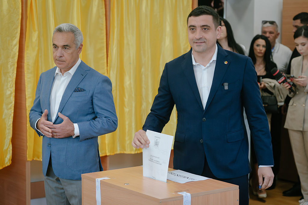 George Simion, candidato presidencial y líder de la Alianza para la Unión de los Rumanos (AUR) vota junto al ex candidato presidencial Calin Georgescu, el 4 de mayo de 2025 en Mogosoaia.