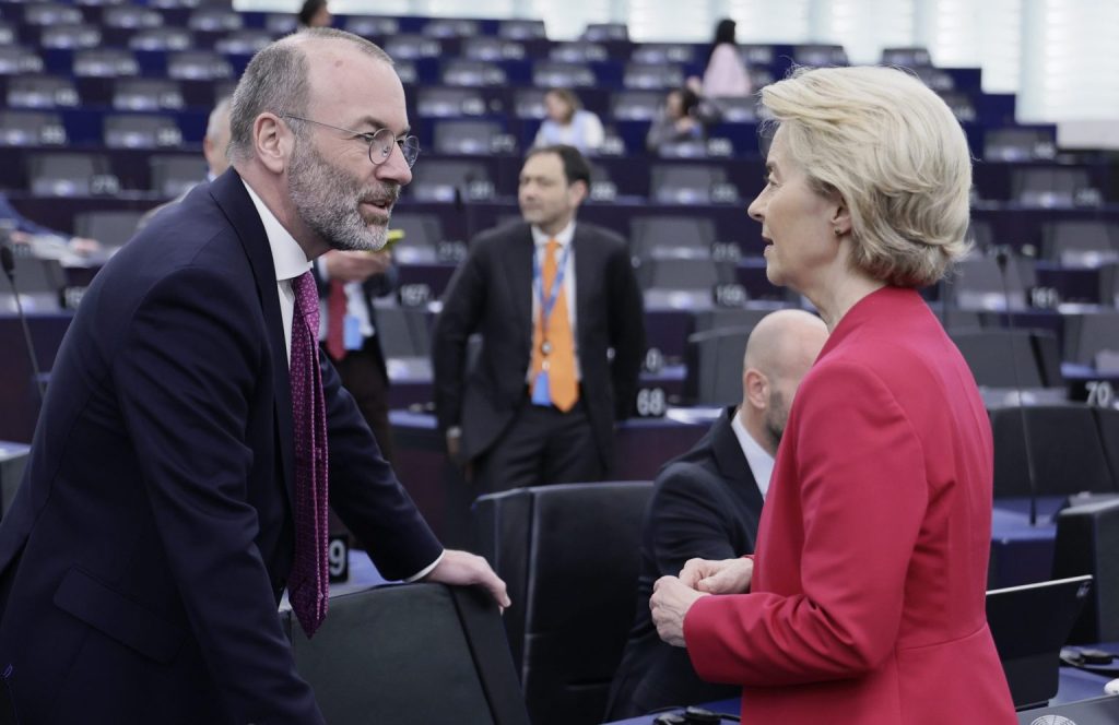 Manfred Weber, presidente del PPE (izq), y Ursula von der Leyen (dr) en el Parlamento Europeo.