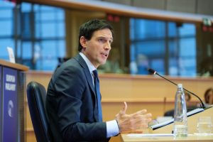 Bruselas se abre a revisar el impuesto al tabaco y a los productos alternativos