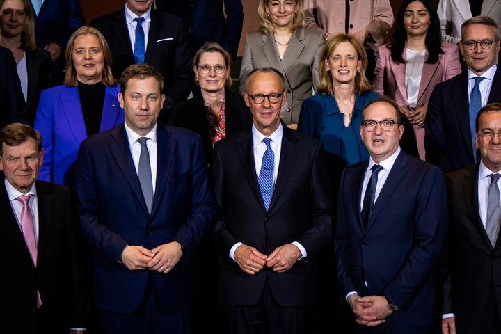 Foto de familia del ejecutivo del canciller alemán, Friedrich Merz, el 7 de mayo de 2025.