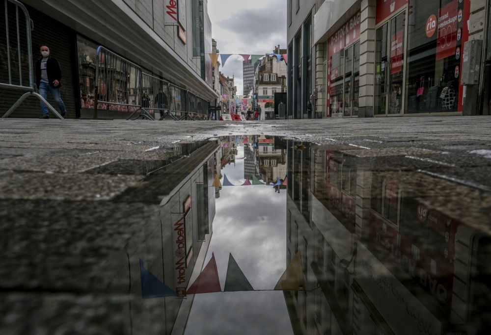 Imagen de la céntrica Rue Neuve de Bruselas, desierta duranta la pandemia de COVID-19 en noviembre de 2020.