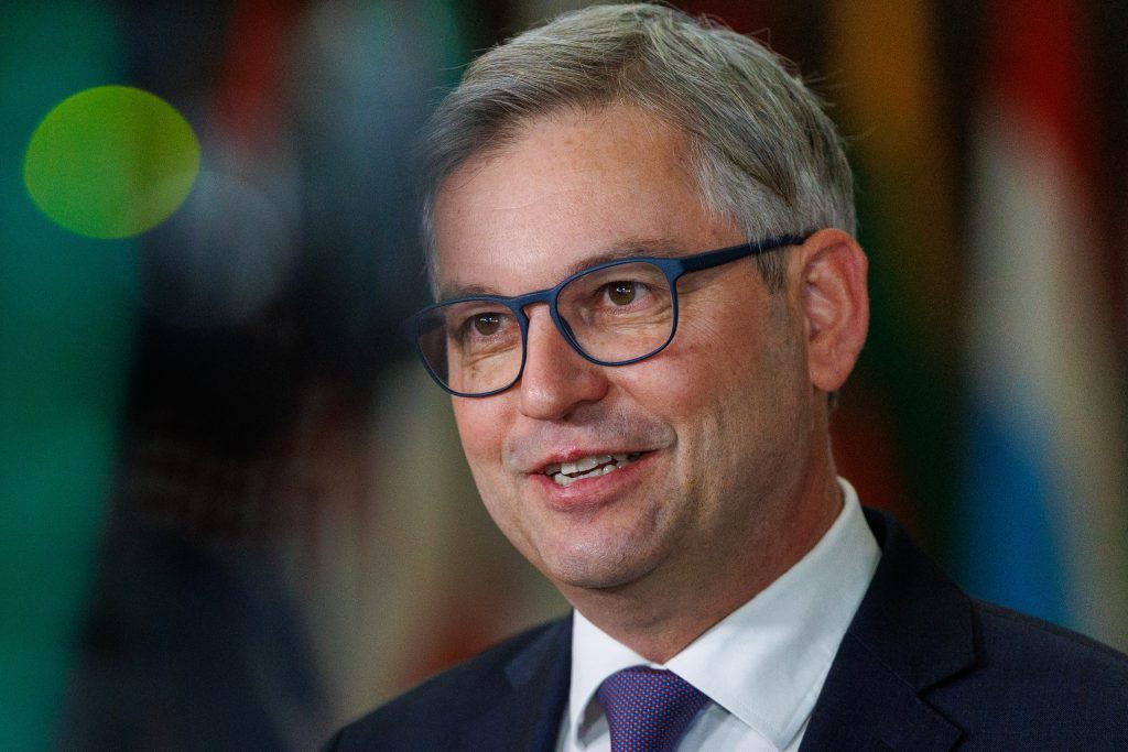 El Comisario europeo de Interior y Migración, Magnus Brunner, el 16 de enero de 2024 en Bruselas, cuando ejercía el cargo de ministro de Finanzas de Austria.