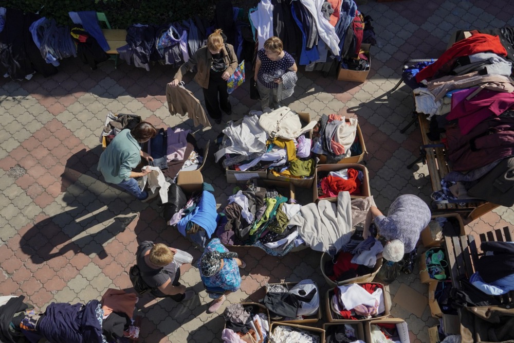Civiles evacuados de la frontera de la región de Kursk con Ucrania reciben ayuda humanitaria en la Catedral Uspensko-Nikitsky de Kursk, Rusia, el 7 de septiembre de 2024.
