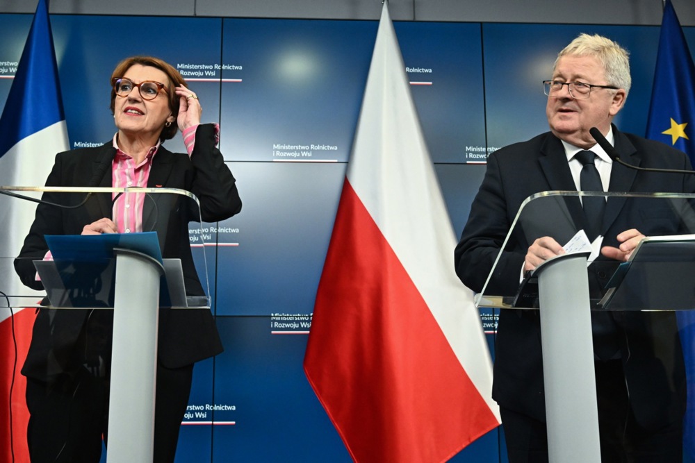 El ministro polaco de Agricultura, Czeslaw Siekierski (der.), y la ministra de Agricultura francesa, Annie Genevard (izq.), el 22 de noviembre de 2024 en Varsovia.