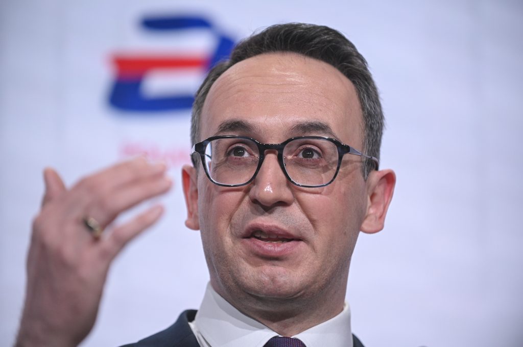 El ministro polaco de Infraestructura, Dariusz Klimczak, en una rueda de prensa en Varsovia, el 18 de marzo de 2025.