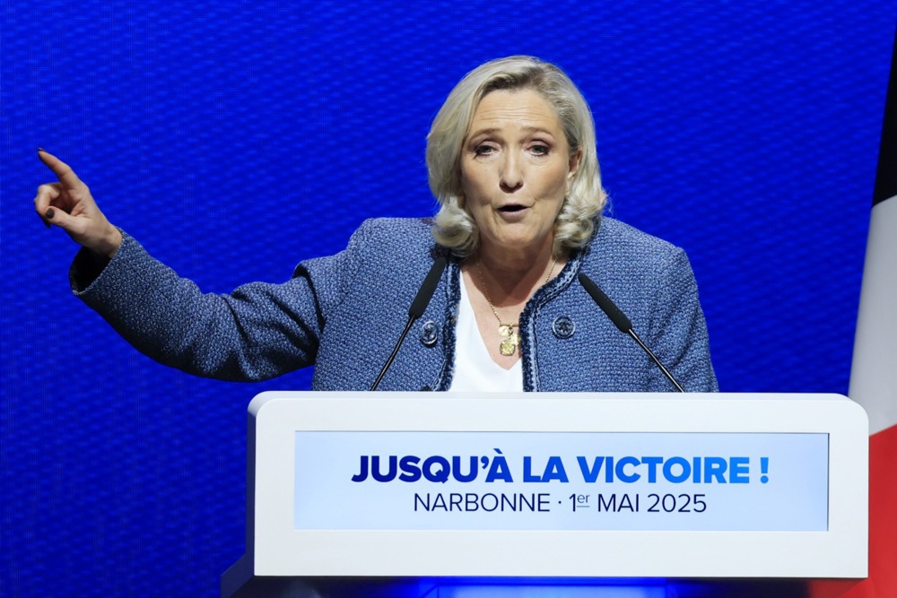 La presidenta del grupo parlamentario de extrema derecha Agrupación Nacional (RN), Marine Le Pen, en un mitin del partido por el Primero de Mayo en Narbona, sur de Francia, el 1 de mayo de 2025.