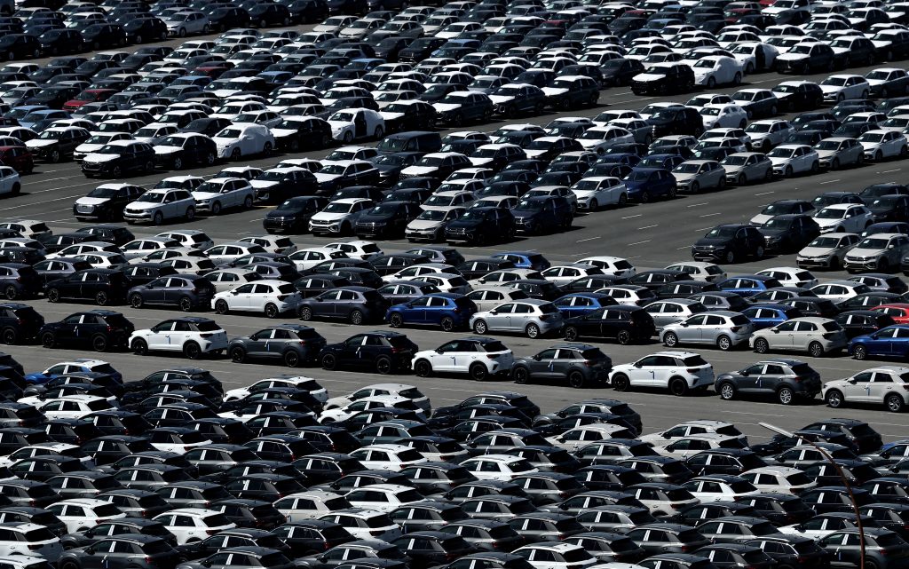 Automóviles alemanes para exportación esperan para ser embarcados en un carguero en el puerto de Emden, Alemania, el 20 de mayo de 2025.