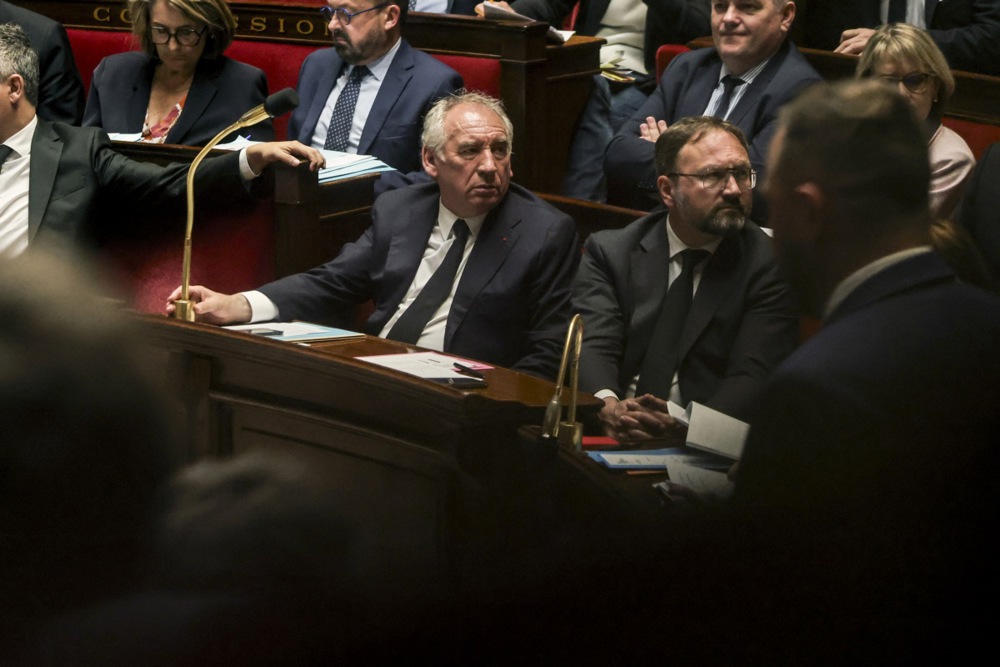 El primer ministro francés, Francois Bayrou (C), asiste a una sesión en la Asamblea Nacional en París, el 27 de mayo de 2025.