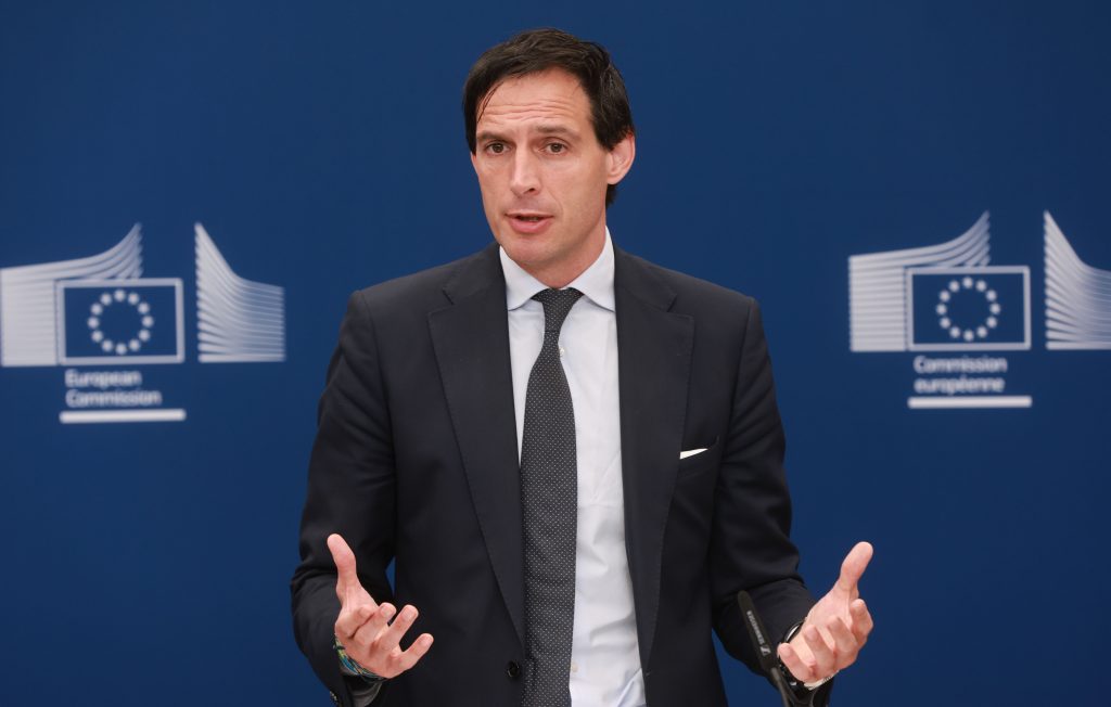 El comisario europeo de Clima, Wopke Hoekstra, ofrece una rueda de prensa sobre la evaluación de los Planes Nacionales de Energía y Clima (PNEC), en Bruselas, el 28 de mayo de 2025.