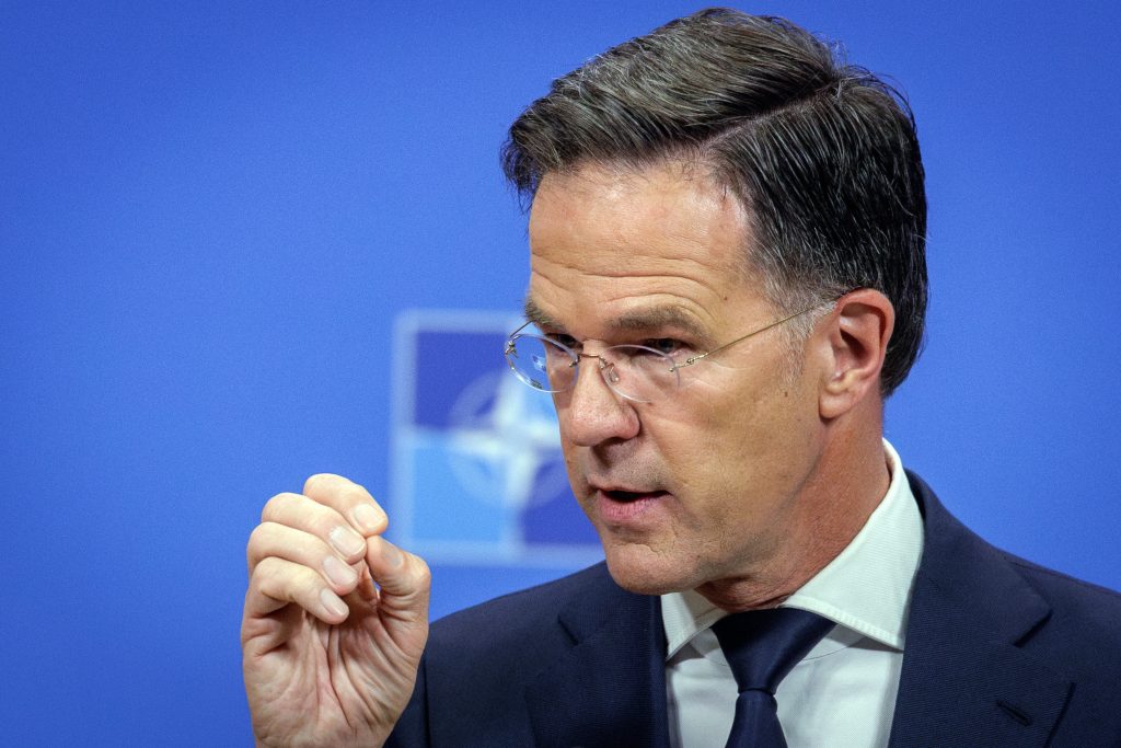 El Secretario General de la OTAN, Mark Rutte, en rueda de prensa antes de una reunión de ministros de defensa de la OTAN en la sede de la Alianza en Bruselas, el 4 de junio de 2025.